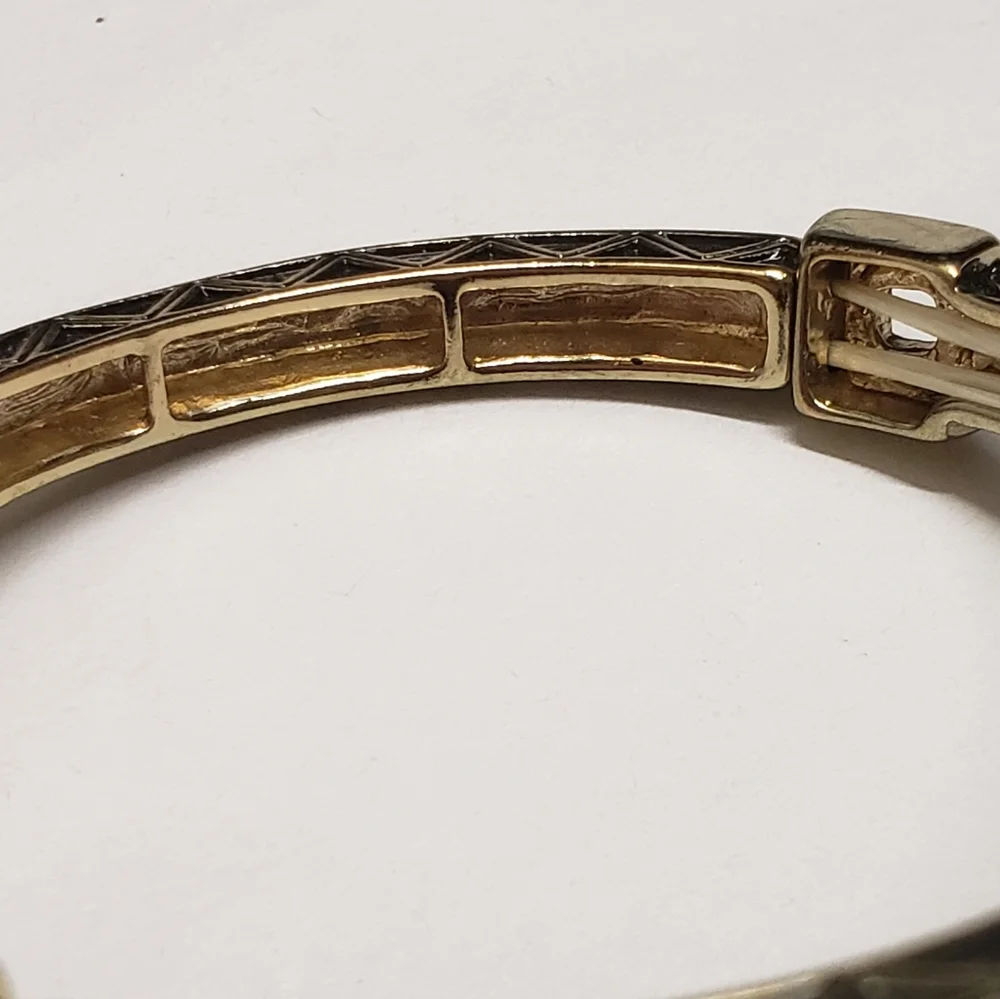 Unique Gold Tone Triangular Design Stretch Bracelet